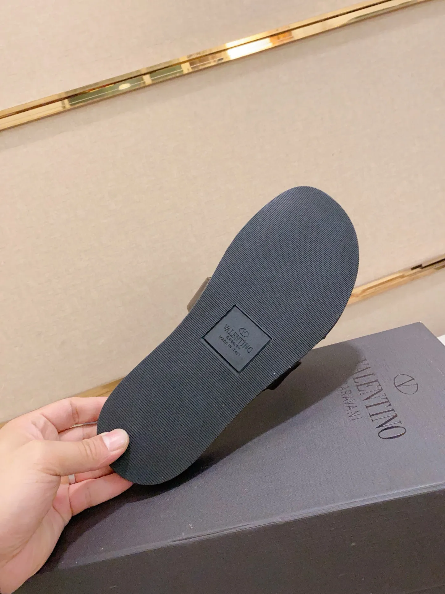 Men's shoes💰: 440💰[Valentino] New men's boutique slippers, counter quality, classic plaid, the actual workmanship is quite complex🔰The uppers are made of imported fabrics➕🐑Sheepskin lining, which tests the craftsman's craftsmanship➕original PU outsole. Size: 38-44 (45 can be customized, non-refundable)